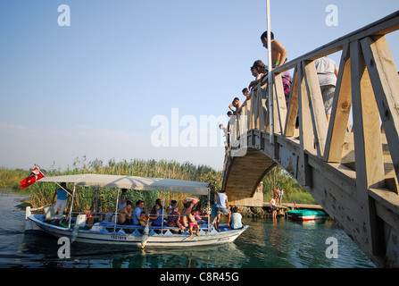 AKYAKA, Turquie. Un bateau de plaisance en tenant les vacanciers le long de la rivière Azmak. 2011. Banque D'Images