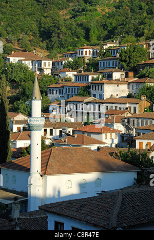 SIRINCE, Turquie. Vue d'une soirée de la mosquée et le village. 2011. Banque D'Images
