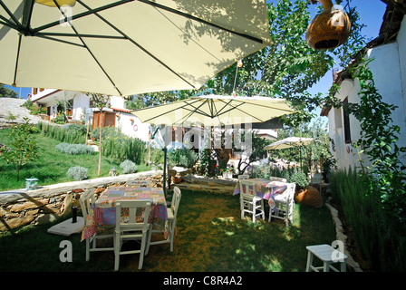 SIRINCE, Turquie. Les jardins de l'Dionysos Pension, un boutique hôtel de luxe dans le village sur une colline près de Selçuk. 2011. Banque D'Images