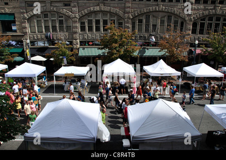 Marché du samedi sur Georgia Street, Downtown Boise (Édifice de l'Union européenne en arrière-plan) Banque D'Images