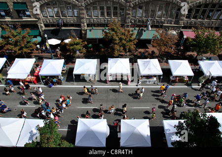 Marché du samedi sur Georgia Street, Downtown Boise (Édifice de l'Union européenne en arrière-plan) Banque D'Images