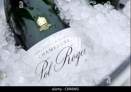 Détail d'une bouteille de Champagne Pol Roger au frais dans un seau à glace. Banque D'Images