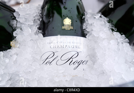Détail d'une bouteille de Champagne Pol Roger au frais dans un seau à glace. Banque D'Images