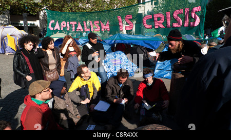 Un groupe de manifestants avec le capitalisme signe à Occupy London Stock Market 19/10/2011 démonstration à l'extérieur de la Cathédrale St Paul London UK KATHY DEWITT Banque D'Images