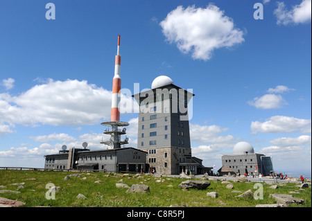 Brockenherberge Hôtel et l'émetteur sur le sommet de la montagne Brocken dans le Harz Allemagne Banque D'Images