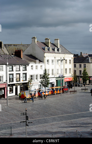 Train touristique dans le square Caernarfon gwynedd au nord du Pays de Galles Banque D'Images