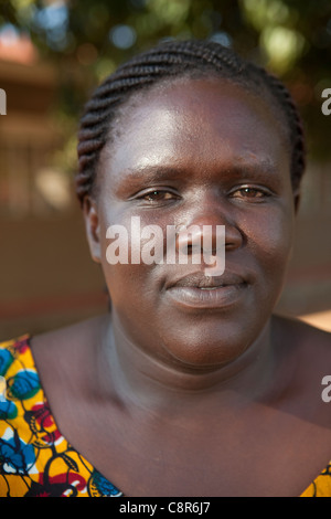 Une femme se tient à l'extérieur un abus domestique centre à Pallisa, Ouganda. Banque D'Images