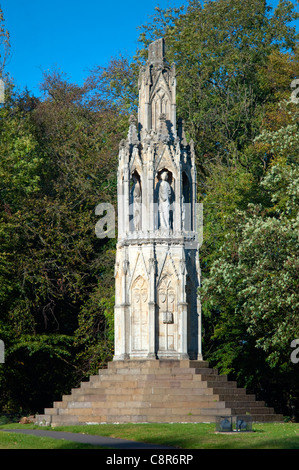 Monument situé près de Northampton, Royaume-Uni, érigée par le Roi Edouard 1 de l'Angleterre à la mémoire de son épouse, la Reine Eleanor. Banque D'Images