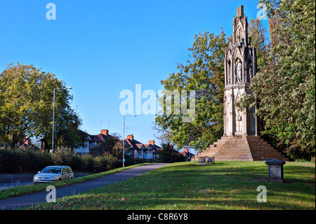 Monument situé près de Northampton, Royaume-Uni, érigée par le Roi Edouard 1 de l'Angleterre à la mémoire de son épouse, la Reine Eleanor. Banque D'Images