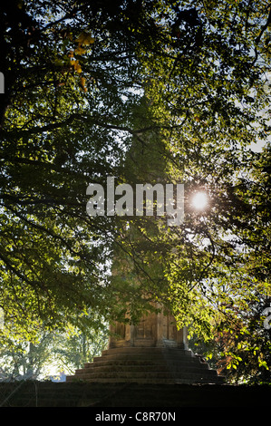 Monument situé près de Northampton, Royaume-Uni, érigée par le Roi Edouard 1 de l'Angleterre à la mémoire de son épouse, la Reine Eleanor. Banque D'Images