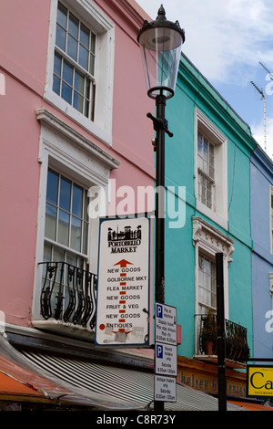 Maisons colorées et signe sur le marché de Londres, Portobello Road Banque D'Images