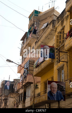 Bâtiments résidentiels avec des photos du premier ministre Najib Mikati, Tripoli, dans le nord du Liban. Banque D'Images