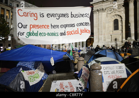 Londres, Royaume-Uni - 30 octobre 2011 : 'Occupy London Stock Exchange' signe des manifestants à l'extérieur de la Cathédrale St Paul, London, England, UK Banque D'Images