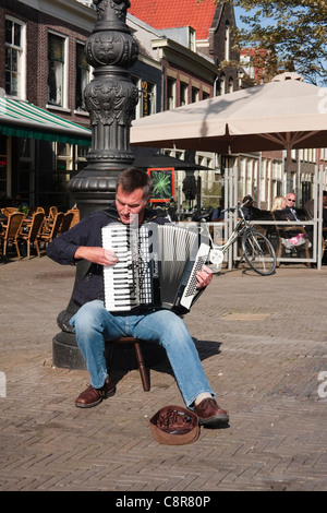 Un musicien ambulant joue l'accordéon à Delft, Pays-Bas, 2011 Banque D'Images