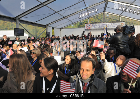 Sur le 125e anniversaire de la Statue de la liberté, le 28 octobre 2011, 125 immigrants sont devenus citoyens américains sur Liberty Island. Banque D'Images