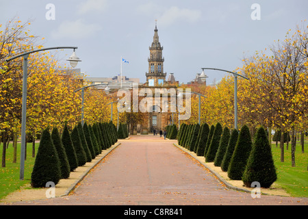 Avenue de petits conifères line l'allée vers l'arche de McLennan Glasgow Green Banque D'Images