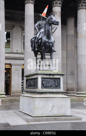 La statue du duc de Wellington à l'extérieur de la galerie d'art moderne, avec des cônes de circulation sur sa tête. Banque D'Images