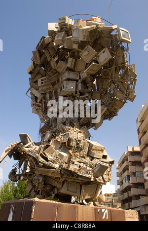 Sculpture réalisée à partir de ordinateurs recyclés, Al-Mina, Tripoli, dans le nord du Liban. Banque D'Images