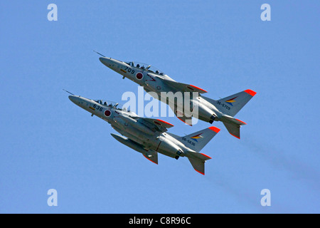 Vol en formation de formateur T4 Kawasaki de Japan Air Self Defense Force Banque D'Images