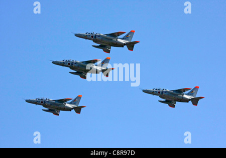 Vol en formation de formateur T4 Kawasaki de Japan Air Self Defense Force Banque D'Images