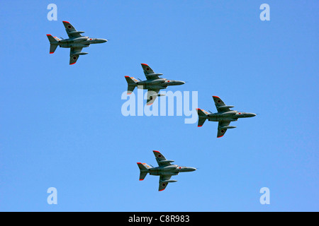 Vol en formation de formateur T4 Kawasaki de Japan Air Self Defense Force Banque D'Images