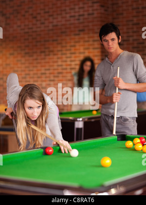 Portrait d'amis jouant au billard Banque D'Images