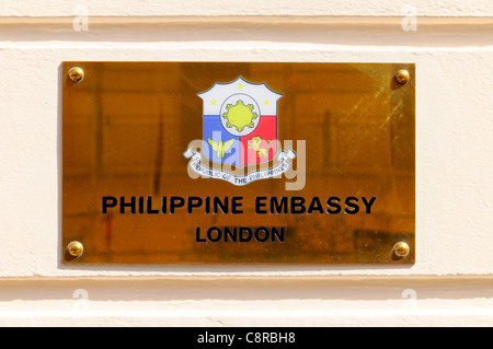 Plaque murale en laiton à l'extérieur de l'ambassade des Philippines London England UK Banque D'Images