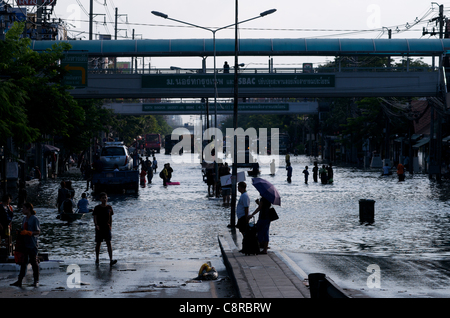 Les habitants de Bangkok fuient les inondations sur Phahon Yothin Road, Bangkok, Thaïlande, Asie du Sud est le Lundi, Octobre 31st, 2011. La Thaïlande connaît ses pires inondations en plus de 50 ans. crédit : Kraig Lieb Banque D'Images