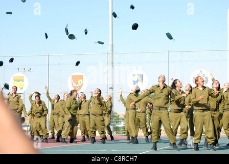 Les soldats israéliens à une marche de parade à la fin du boot camp Banque D'Images