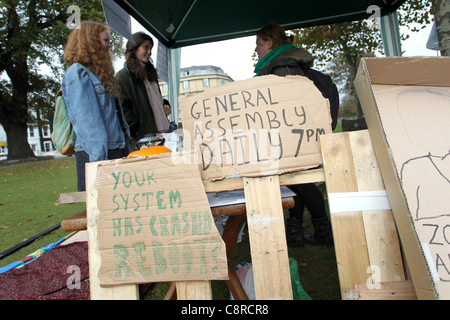 Un petit groupe de personnes ont commencé une campagne de Brighton occupent, mise en place des tentes dans les jardins Victoria de la ville dans un style similaire à la récente occupation de la Cathédrale St Paul à Londres. Sur la photo, les protestataires à Brighton, East Sussex, UK. Banque D'Images