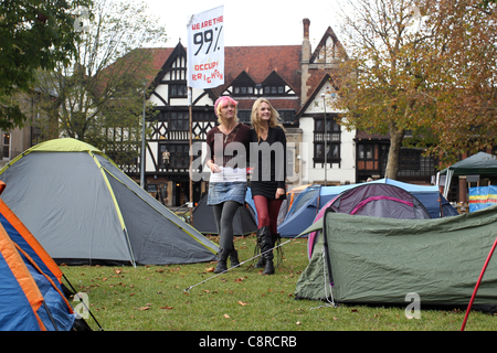 Un petit groupe de personnes ont commencé une campagne de Brighton occupent, mise en place des tentes dans les jardins Victoria de la ville dans un style similaire à la récente occupation de la Cathédrale St Paul à Londres. Sur la photo, les protestataires à Brighton, East Sussex, UK. Banque D'Images