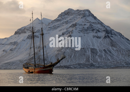 La goélette S/V avec son Zodiac, Noorderlicht, Trygghamna Isfjord, Spitsbergen Banque D'Images