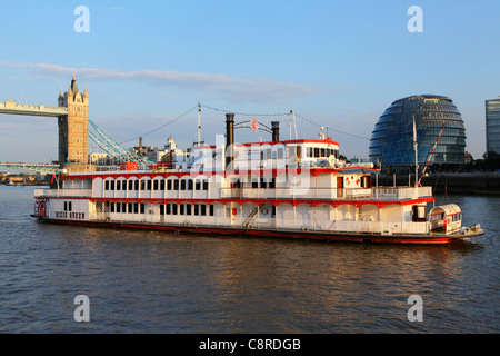 Bateau à vapeur sur la Tamise à Londres, Tower Bridge et le City Hall Banque D'Images
