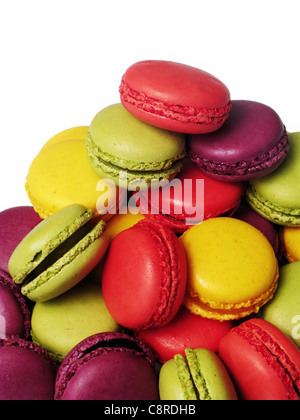 Assortiment de macarons avec un fond blanc Banque D'Images