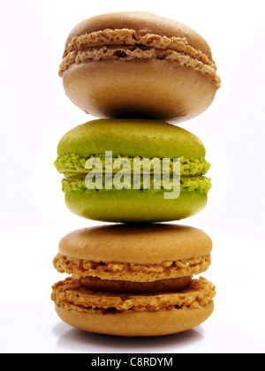 Pile de praliné, café et macarons à la pistache avec un fond blanc Banque D'Images