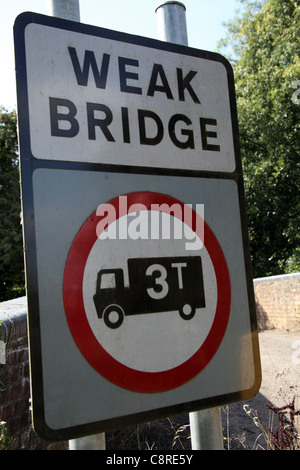 Faible Pont Panneau ; Poids Brut Maximum de 3 tonnes Banque D'Images