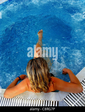 Young woman relaxing in jacuzzi Banque D'Images