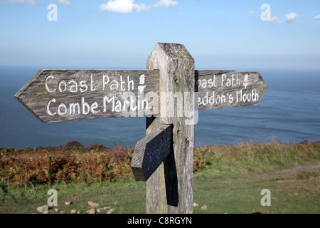 Coast Path enseigne sur le South West Coast Path près de Combe Martin, Devon, Angleterre Banque D'Images