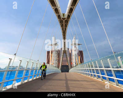 Vue le long du pont cycliste avec Lowry, Salford Quays, Manchester Banque D'Images