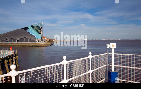 Point de vue sur la rivière Humber River et de Hull dans la profondeur de l'aquarium, Hull, Yorkshire, Angleterre Banque D'Images