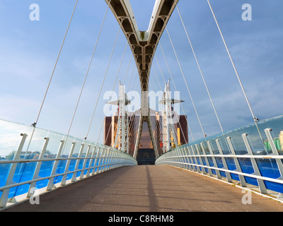 Vue le long pont vide Lowry, Salford Quays, Manchester Banque D'Images