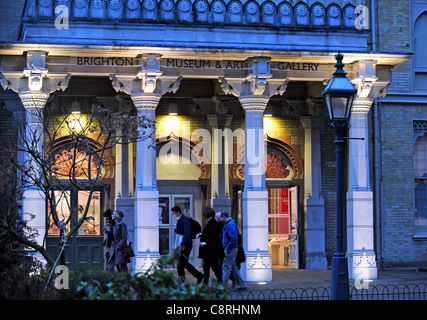 Musée et galerie d'art de Brighton au crépuscule centre-ville Royaume-Uni Banque D'Images