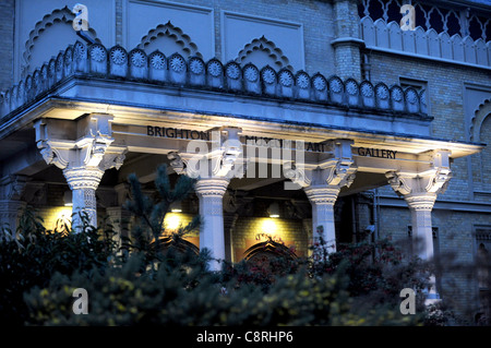 Musée et galerie d'art de Brighton au crépuscule centre-ville Royaume-Uni Banque D'Images