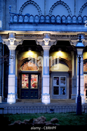 Musée et galerie d'art de Brighton au crépuscule centre-ville Royaume-Uni Banque D'Images