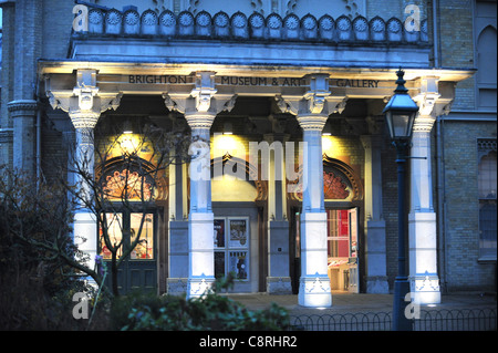 Musée et galerie d'art de Brighton au crépuscule centre-ville Royaume-Uni Banque D'Images