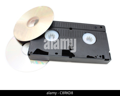 Les disques DVD et VHS la cartouche sur un fond blanc dans le temps et comparaison des technologies Banque D'Images