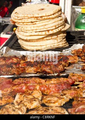 Foire de rue,Stand gyroscopique, de pain pita, brochettes sur le gril, l'Avenue of the Americas, NEW YORK CITY Banque D'Images