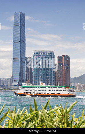 Un ferry quitte le port de Victoria de Hong Kong depuis le bord de l'élaboration de l'Union Square, West Kowloon, Hong Kong, Chine Banque D'Images