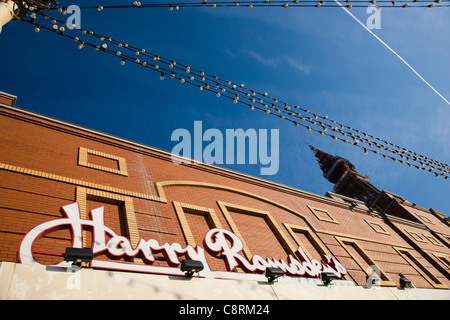 Harry Ramsden's fish and chip restaurant et la tour de Blackpool de Blackpool, Royaume-Uni Banque D'Images