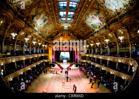 L'intérieur de la magnifique salle de bal de Blackpool et de danse avec orgue Wurlitzer et danse en cours Banque D'Images